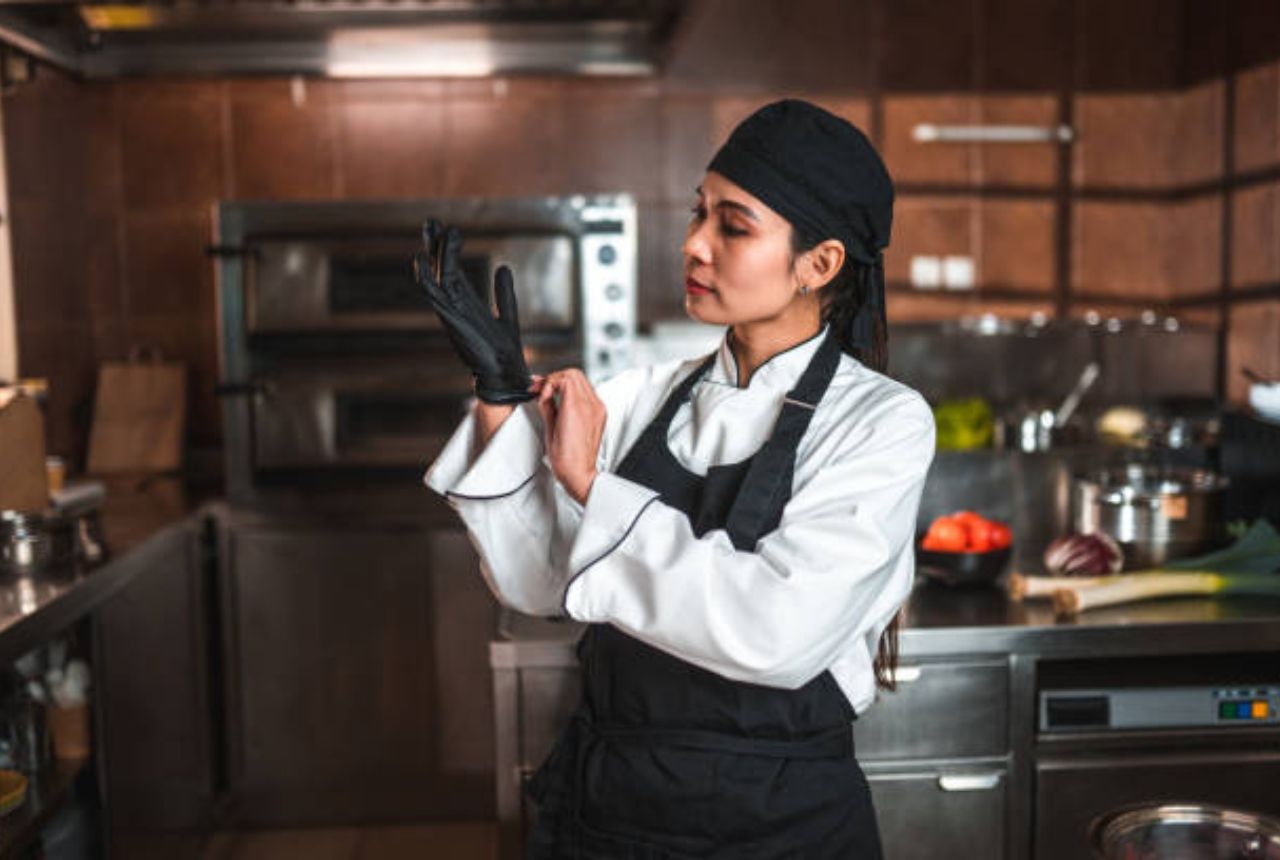 You are currently viewing Essential Kitchen Safety Tips Everyone Should Know