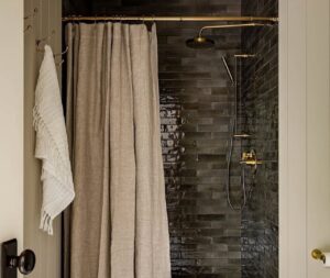 Read more about the article 19 Cabin Shower Curtain Ideas That Turn Your Bathroom into a Cozy Getaway