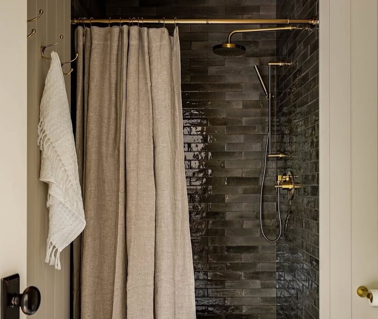 You are currently viewing 19 Cabin Shower Curtain Ideas That Turn Your Bathroom into a Cozy Getaway